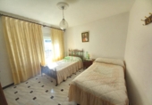 Дом с участком на продажу в городе Segura de León. Фото