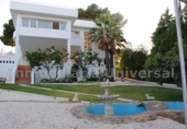 Вилла с участком на продажу в городе Torremolinos. Фото