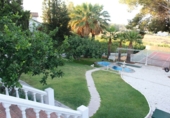 Вилла с участком на продажу в городе Torremolinos. Фото