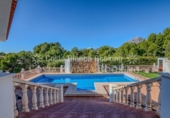 Отдельно стоящий дом с участком на продажу в городе La Nucia. Фото