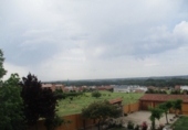 Отдельно стоящий дом с участком на продажу в городе Carbajal de la Legua. Фото
