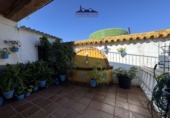 Отдельно стоящий дом с участком на продажу в городе Puente Genil. Фото