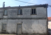 Дом с участком на продажу в городе Сантьяго-де-Компостела. Фото