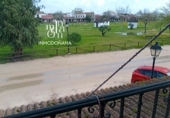 Таунхаус с участком на продажу в городе El Rocío. Фото