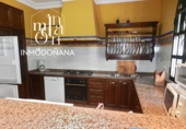 Таунхаус с участком на продажу в городе El Rocío. Фото