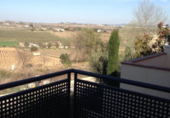 Отдельно стоящий дом с участком на продажу в городе Vilafranca del Penedès. Фото