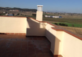 Отдельно стоящий дом с участком на продажу в городе Vilafranca del Penedès. Фото