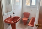 Дом с участком на продажу в городе Vilafranca del Penedès. Фото