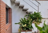 Дом с участком на продажу в городе Vilafranca del Penedès. Фото