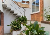 Дом с участком на продажу в городе Vilafranca del Penedès. Фото