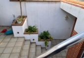 Дом с участком на продажу в городе Vilafranca del Penedès. Фото