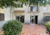 Таунхаус с участком на продажу в городе Vilafranca del Penedès. Фото