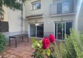Таунхаус с участком на продажу в городе Vilafranca del Penedès. Фото