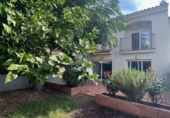 Таунхаус с участком на продажу в городе Vilafranca del Penedès. Фото