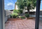 Таунхаус с участком на продажу в городе Vilafranca del Penedès. Фото