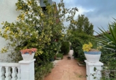 Дом с участком на продажу в городе Torrelles de Foix. Фото