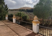 Фермерский дом с участком на продажу в городе Morón de la Frontera. Фото