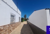 Chalet independiente con terreno en venta en Lora del Río ref: TR209593 foto