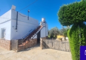 Chalet independiente con terreno en venta en Lora del Río ref: TR209593 foto