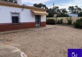 Xalet independent amb terreny en venda a Lora del Río ref.: TR187668 foto