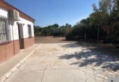 Chalet independiente con terreno en venta en Lora del Río ref: TR344361 foto