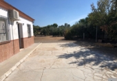 Chalet independiente con terreno en venta en Lora del Río ref: TR344361 foto