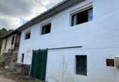 Отдельно стоящий дом с участком на продажу в городе Salas. Фото