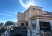 Вилла с участком на продажу в городе La Línea de la Concepción. Фото