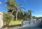 Вилла с участком на продажу в городе La Línea de la Concepción. Фото