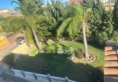 Вилла с участком на продажу в городе La Línea de la Concepción. Фото