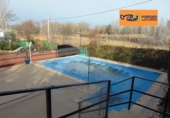 Загородный дом с участком на продажу в городе Вальдепеньяс. Фото