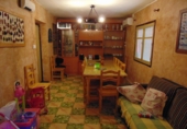 Загородный дом с участком на продажу в городе Вальдепеньяс. Фото