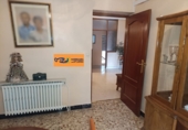 Отдельно стоящий дом с участком на продажу в городе Вальдепеньяс. Фото