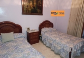 Отдельно стоящий дом с участком на продажу в городе Вальдепеньяс. Фото