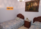 Отдельно стоящий дом с участком на продажу в городе Вальдепеньяс. Фото