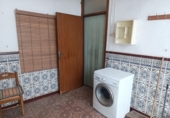Отдельно стоящий дом с участком на продажу в городе Вальдепеньяс. Фото