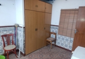 Отдельно стоящий дом с участком на продажу в городе Вальдепеньяс. Фото