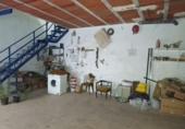 Отдельно стоящий дом с участком на продажу в городе Вальдепеньяс. Фото