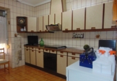 Дом с участком на продажу в городе Вальдепеньяс. Фото