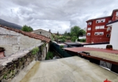 Отдельно стоящий дом с участком на продажу в городе Ramales de la Victoria. Фото