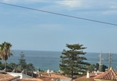 Отдельно стоящий дом с участком на продажу в городе Vélez-Málaga. Фото