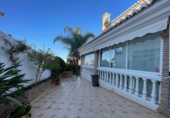Отдельно стоящий дом с участком на продажу в городе Vélez-Málaga. Фото