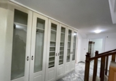 Отдельно стоящий дом с участком на продажу в городе Vélez-Málaga. Фото