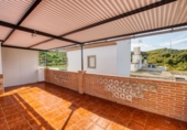 Дом с участком на продажу в городе Vélez-Málaga. Фото