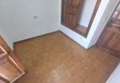 Отдельно стоящий дом с участком на продажу в городе Vélez-Málaga. Фото