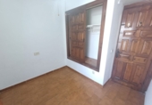 Отдельно стоящий дом с участком на продажу в городе Vélez-Málaga. Фото