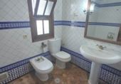 Отдельно стоящий дом с участком на продажу в городе Vélez-Málaga. Фото
