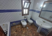 Отдельно стоящий дом с участком на продажу в городе Vélez-Málaga. Фото