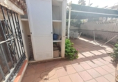 Отдельно стоящий дом с участком на продажу в городе Vélez-Málaga. Фото