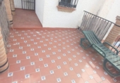 Отдельно стоящий дом с участком на продажу в городе Vélez-Málaga. Фото